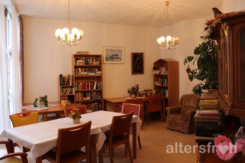 Gemeinschaftsraum mit Bücherregalen