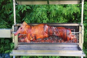 Spanferkel beim Sommerfest im DSG Pflegewohnstift Babelsberg in Potsdam