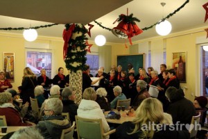 Weihnachtslieder beim Weihnachtsmarkt 2015 im Pflegewohnstift Hönow