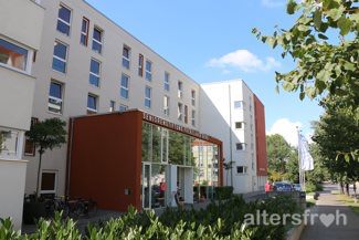 Blick auf das Haus 33 Eingang der Seniorenstiftung Prenzlauer Berg Haus 33 in Berlin