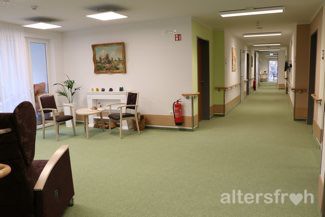 Pro Etage gibt es zwei offene Gemeinschaftsbereiche Gemeinschaftsbereich im DSG Pflegewohnstift Waldstadt in Potsdam