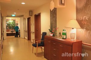 Sitzgelegenheit auf dem Flur im zur Seniorenstiftung Prenzlauer Berg gehörenden Haus 26
