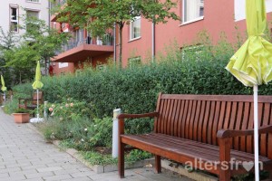 Sitzgelegenheiten im Garten, Seniorenstiftung Prenzlauer Berg Haus 33 in Berlin