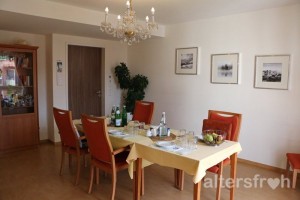 Gemeinschaftsraum mit Kronleuchter, Haus 33 der Seniorenstiftung Prenzlauer Berg in Berlin