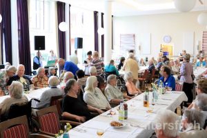 Fest im großen Saal des zur Seniorenstiftung Prenzlauer Berg gehörenden Haus 33