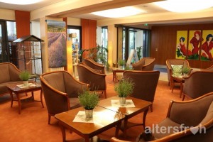 Eingangsbereich der zur Seniorenstiftung Prenzlauer Berg gehörenden Pflegeeinrichtung Stavangerstraße 26