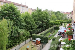 Blick vom Balkon in den Garten der zur Seniorenstiftung Prenzlauer Berg gehörenden Pflegeeinrichtung Stavangerstraße 26