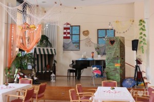 Jahreszeitliche Dekoration des Saals in der zur Seniorenstiftung Prenzlauer Berg gehörenden Pflegeeinrichtung Stavangerstraße 26