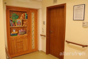 Tür zum Treppenhaus in der zur Seniorenstiftung Prenzlauer Berg gehörenden Pflegeeinrichtung Stavangerstraße 26