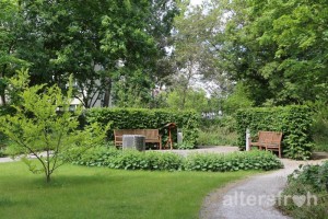 Sitzecke im Vorgarten der Pflegeeinrichtung