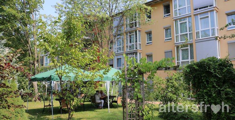 Garten hinter dem Vitanas Senioren Centrum Am Obersee in Berlin Hohenschönhausen