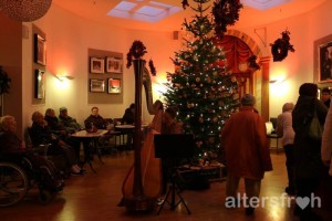 Harfenspielerin im Vitanas Senioren Centrum Am Stadtpark in Berlin