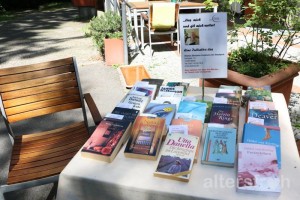 Buchverleih im Garten, Vitanas Senioren Centrum Am Stadtpark in Berlin Steglitz-Zehlendorf