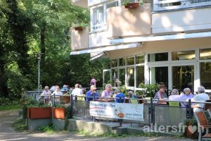 Terrasse vor dem Vitanas Senioren Centrum Am Stadtpark in Berlin Steglitz
