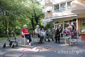 Weitwurf beim Sportfest im Vitanas Senioren Centrum Am Stadtpark in Berlin Steglitz